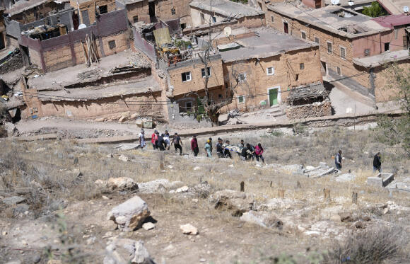 Des personnes se préparent à enterrer un homme qui a été tué lors du tremblement de terre, dans le village de Moulay Brahim, près de Marrakech, le 9 septembre 2023.