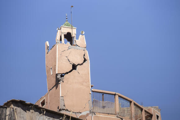 Un minaret fissuré d’une mosquée dans le village de Moulay Brahim, près de Marrakech, samedi 9 septembre 2023. (AP Photo/Mosa'ab Elshamy)