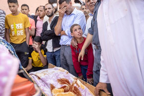 Des personnes se recueillent devant le corps d’une victime du tremblement de terre, à Moulay Brahim, près de Marrakech, le 9 septembre 2023.