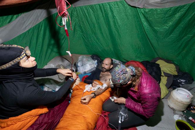 Le spéléologue Mark Dickey soigné par des secouristes dans le gouffre de Morca, en Turquie, le 9 septembre.