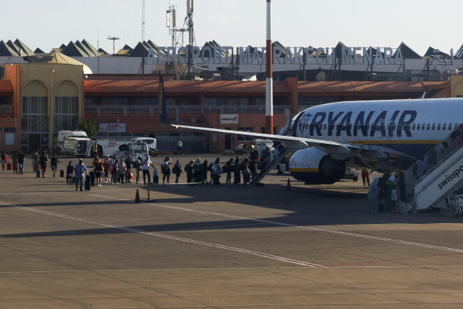 Des voyageurs patientent pour monter dans un avion à l’aéroport de Marrakech après le tremblement de terre, samedi 9 septembre 2023.