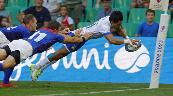 The Italian Ange Capuozzo dives to score his team's fourth try against Namibia, synonymous with an offensive bonus, Saturday September 9, 2023, in Saint-Etienne.