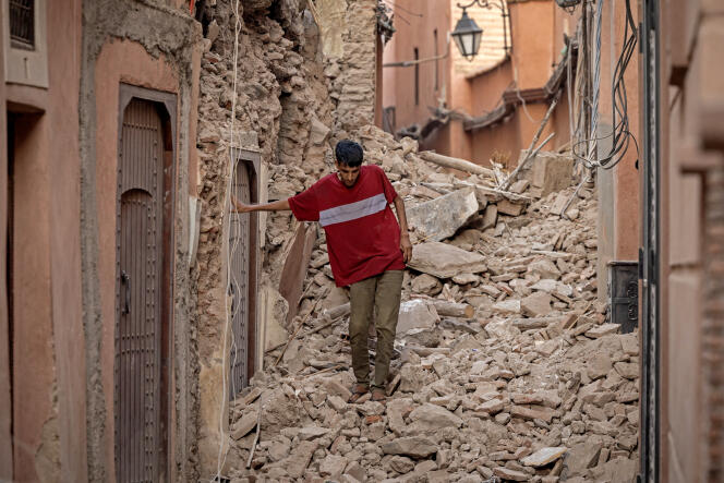 A Marrakech, un habitant se fraye un chemin dans les décombres après le séisme de magnitude 6,8 qui a secoué la région, dans la nuit du 8 au 9 septembre 2023.