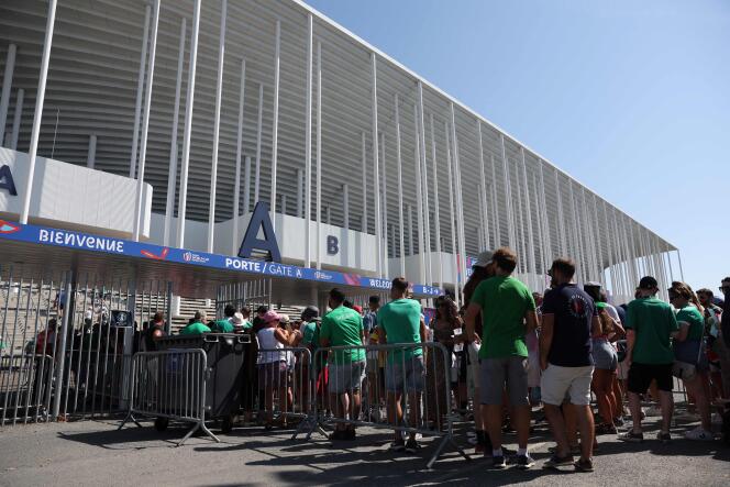 Des supporteurs irlandais devant le Stade de Bordeaux, le 9 septembre 2023.