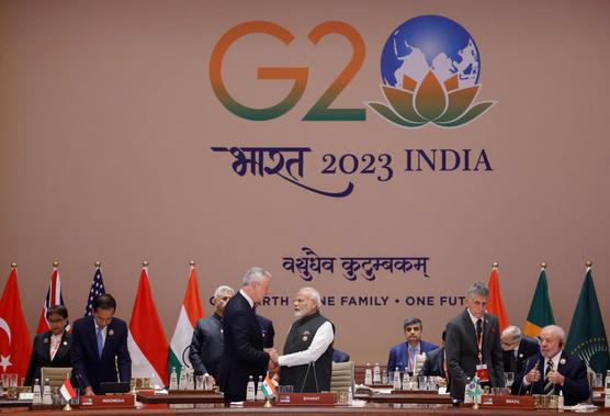 Le premier ministre indien, Narendra Modi (au centre), salue le ministre de l’économie français, Bruno Le Maire, lors de la première session du sommet des dirigeants du G20 à New Delhi, le 9 septembre 2023.