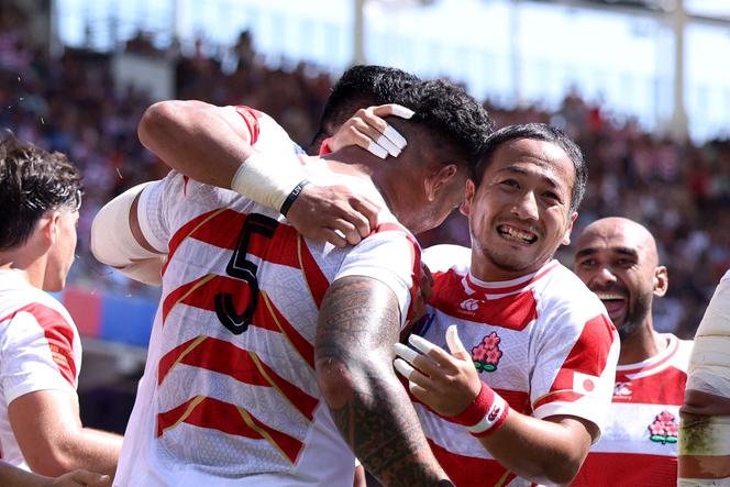 Les joueurs japonais se félicitent après avoir marqué un essai contre le Chili, lors de la Coupe du monde de rugby, à Toulouse, le 10 septembre 2023.