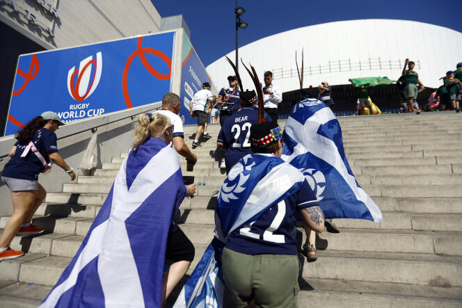 Des supporters écossais en route pour le match entre l'Afrique du Sud et l'Ecosse le 10 septembre au Stade-Vélodrome de Marseille.