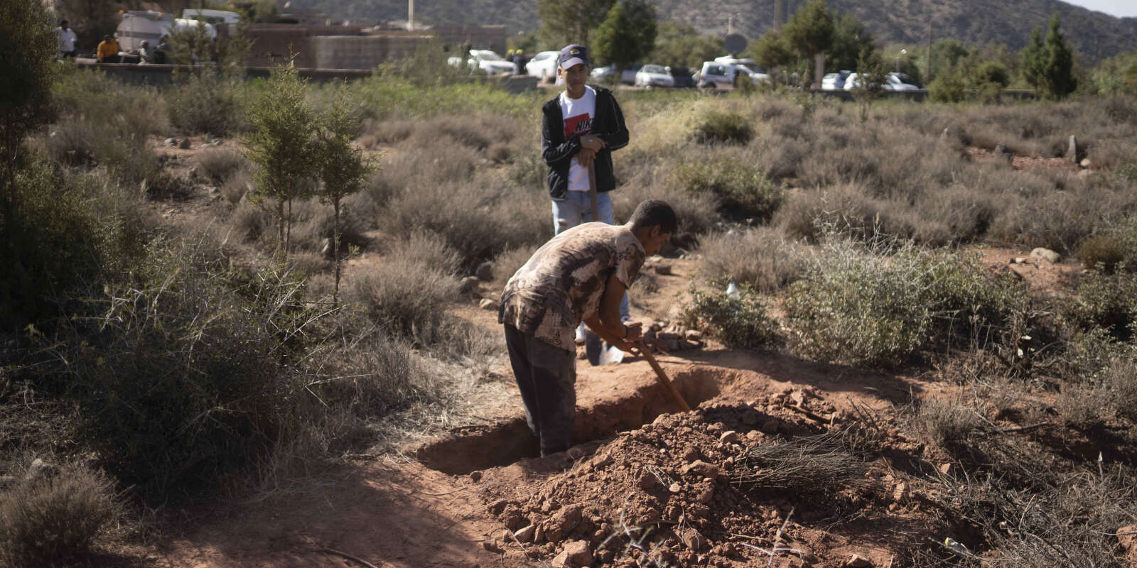 Un homme creuse une tombe pour enterrer le corps d’une victime du tremblement de terre, dans le village de Ouirgane, près de Marrakech, le 9 septembre 2023.
