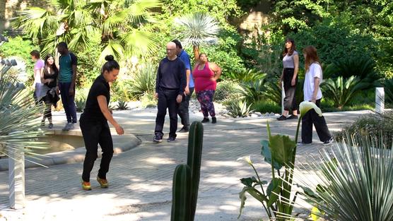 Atelier de l’Art sur ordonnance dans les jardins du MoCo, avec la chorégraphe Anne Lopez, à Montpellier, en 2022.