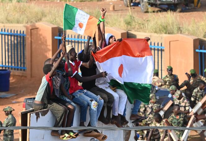 2023年9月10日，尼日尔军政府的支持者在距离尼亚美法国基地不远的地方挥舞着写有“打倒法国”的旗帜进行示威。（法新社照片）