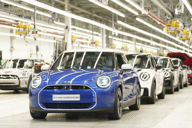 Des voitures Mini Cooper à l’usine de Cowley, à Oxford (Angleterre), le 11 septembre 2023.