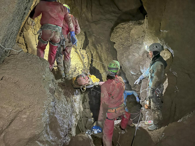 Leden van CNSAS, het Italiaanse reddingskorps voor de Alpen en grotten, tillen speleoloog Mark Dickey op een brancard naar de Murca-grot, in het zuidoosten van Turkije, op 11 september 2023.