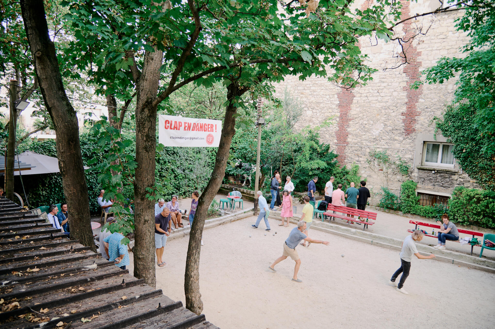 Le terrain du Club Lepic Abbesses Pétanque (CLAP), à Paris, le 2 septembre 2023. Au fond, des fenêtres du Hameau des artistes, qui donnent directement sur le terrain du CLAP.