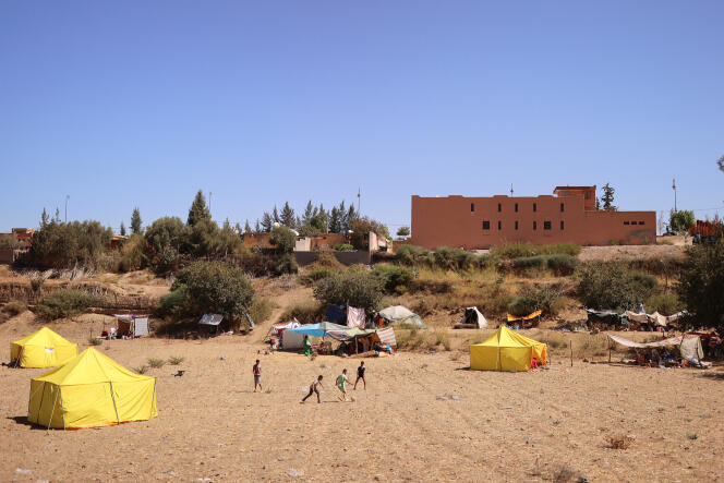 Des enfants jouent après le tremblement de terre meurtrier, à Amizmiz (Maroc), le 10 septembre 2023.