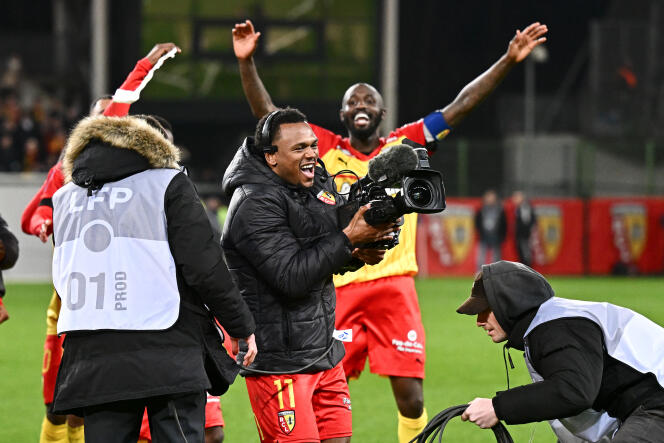 Le footballeur Ikoma-Lois Openda devant la caméra, lors du match entre Lens et Strasbourg au Stade Bollaert-Delelis, à Lens (Pas-de-Calais), le 7 avril 2023.