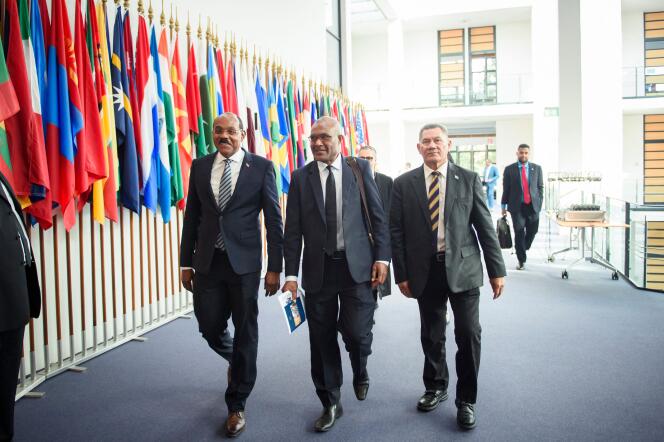 De izquierda a derecha: Gaston Browne, Primer Ministro de Antigua y Barbuda, Arnold Loughman, Fiscal General de Vanuatu, y Kausea Natano, Primer Ministro de Tuvalu, llegan a una audiencia en el Tribunal Internacional del Derecho del Mar, en Hamburgo, en septiembre 11, 2023.
