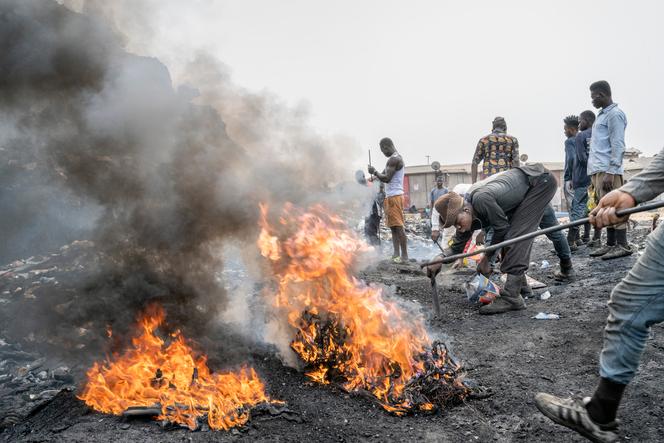Dans une décharge de déchets électroniques dans la banlieue d’Accra (Ghana), le 23 février 2023.