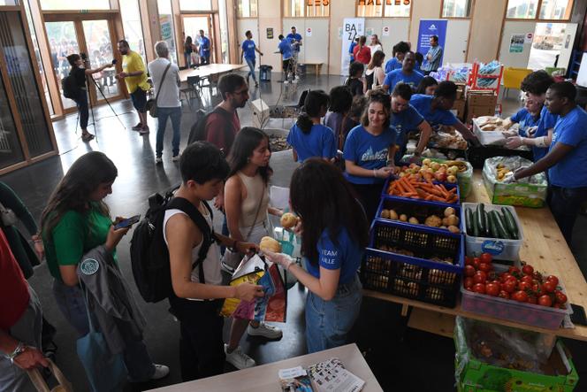 Alrededor de mil estudiantes esperan recibir un paquete de alimentos en Lille, el 4 de septiembre de 2023. 