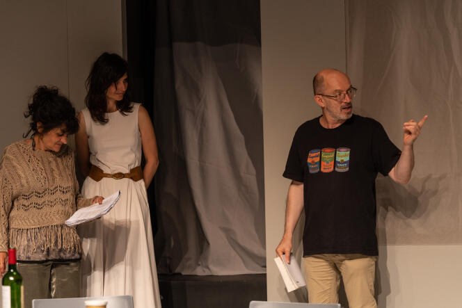 Laurent Mauvignier lors des répétitions de la pièce « Proches », au Théâtre de la Colline, à Paris, le 4 juillet 2023.