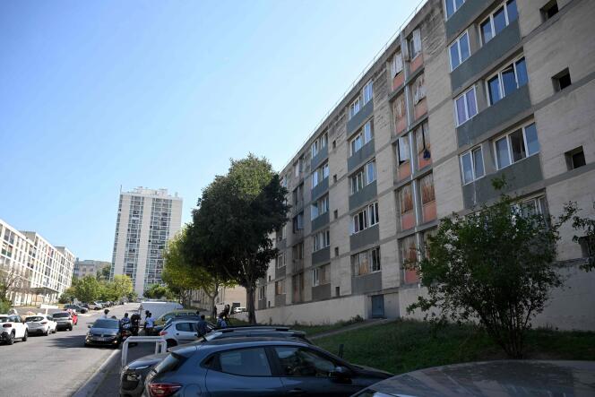 Edificio en el distrito 10 donde una joven fue víctima de un tiroteo indiscriminado, el 11 de septiembre de 2023 en Marsella.