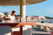 Le bar rond orné de céramique ambrée qui donne sur la plage.