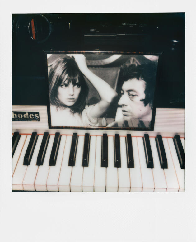 Jane Birkin and Serge Gainsbourg, photographed in 1969 by Tony Frank. The picture is on the piano in Serge's home.