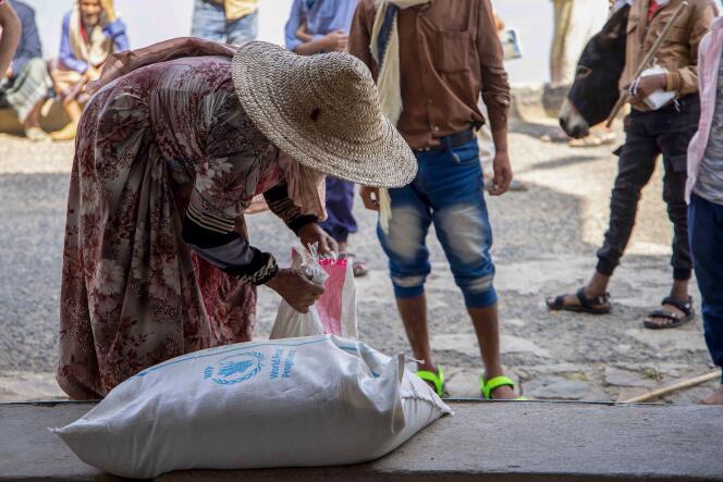 Yemeníes desplazados reciben ayuda humanitaria del Programa Mundial de Alimentos (PMA) en la ciudad de Taiz, el 11 de septiembre de 2023.