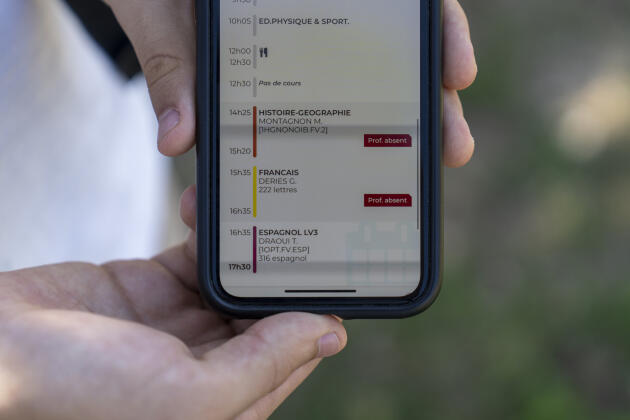 A student shows his timetable on the Pronote application on his phone, where the absences of his history-geography and French teachers are announced, in Ferney-Voltaire (Ain), September 11, 2023.