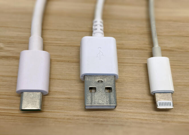De gauche à droite, un connecteur USB-C, un connecteur USB-A et un connecteur Lightning.