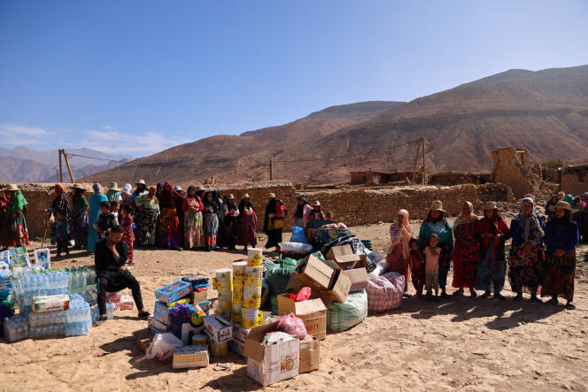 Mujeres esperan donaciones, tras el mortal terremoto, en la aldea de Ighil Ntalghoumt (Marruecos), el 11 de septiembre de 2023. 