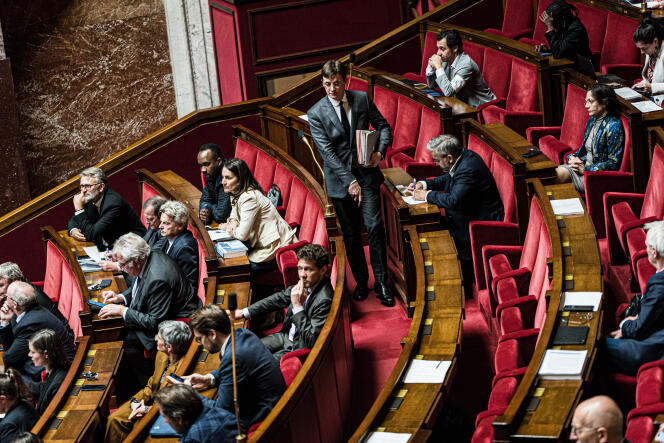 Le président de la commission des lois, Sacha Houlié (debout), à l’Assemblée nationale, à Paris, le 3 novembre 2022.