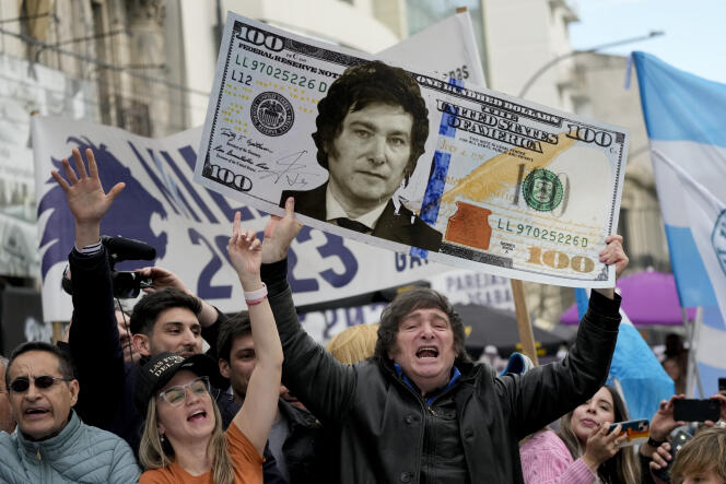 Le candidat ultralibéral Javier Milei brandit une pancarte reproduisant un billet de 100 dollars à son effigie lors d’un rassemblement à La Plata (Argentine), le 12 septembre 2023. 