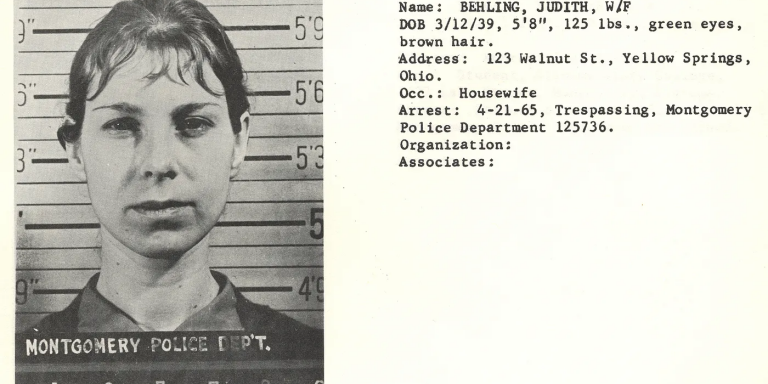 Photo d’identité judicaire de Judith Milhon, ici identifiée avec le nom de son premier mari, lors de son arrestation en marche de la marche pour les droits civiques de Selma à Montgomery, en Alabama (Etats-Unis).