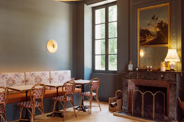Sala de desayunos, equipada con muebles de bistro.