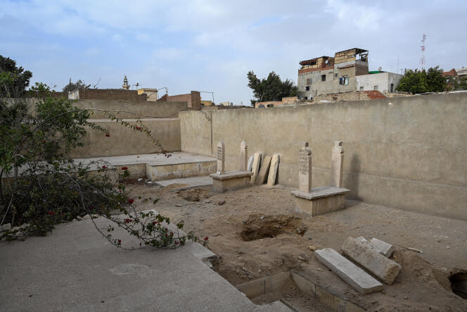 Dépouilles exhumées dans la Cité des morts, au Caire, le 3 février 2022.