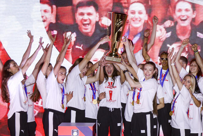 Les joueuses de l’équipe nationale turque de volley célèbrent leur victoire contre la Serbie lors de la finale féminine de l’Euro 2023, à Istanbul, le 4 septembre 2023. 