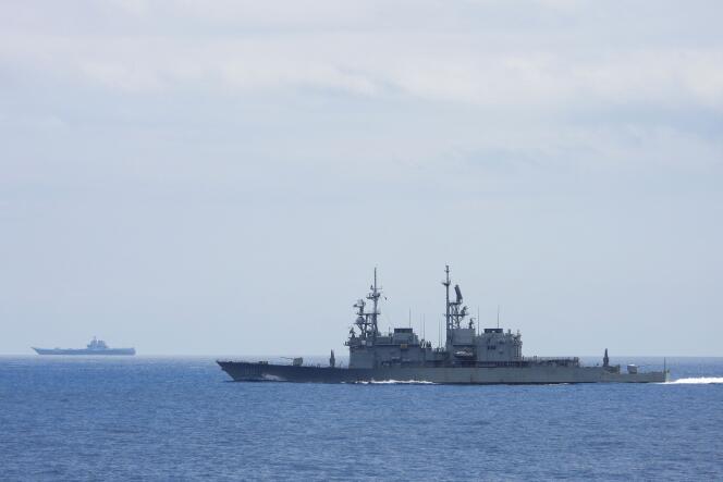 Le « Shandong », un navire de guerre chinois, croisant près de Taïwan. Photo non datée diffusée par le ministère de la défense taïwanais le 13 septembre 2023. 