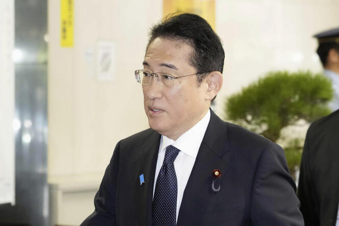Le premier ministre japonais, Fumio Kishida, arrive au siège du Parti libéral-démocrate à Tokyo, mercredi 13 septembre 2023.