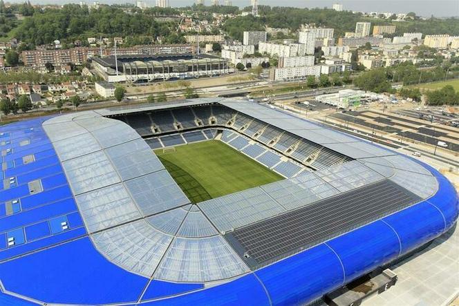 Vue prise en 2012 (année de l’inauguration du stade Océane) dont la particularité est de montrer le stade historique à l’arrière-plan (stade Deschaseaux) et le nouveau stade du Havre. 