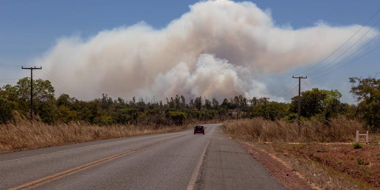 MARIA MAGDALENA ARRÉLLAGA FOR LE MONDE Smoke plumes rise from a large fire burning in the region of Uruçuí, Piauí, Brazil on August 14, 2023. MARIA MAGDALENA ARRÉLLAGA FOR