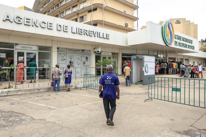 Devant la Caisse nationale de sécurité sociale, à Libreville, le 11 septembre 2023.