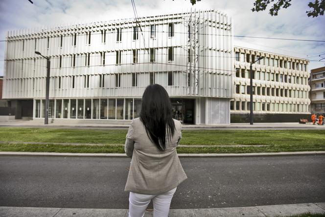 L’une des victimes d’injections illégales de Botox, devant le tribunal correctionnel de Valenciennes (Nord), le 13 septembre 2023.