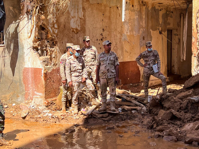 Des soldats de l’armée égyptienne dans une rue de Derna, après le passage du cyclone Daniel, le 13 septembre 2023. 