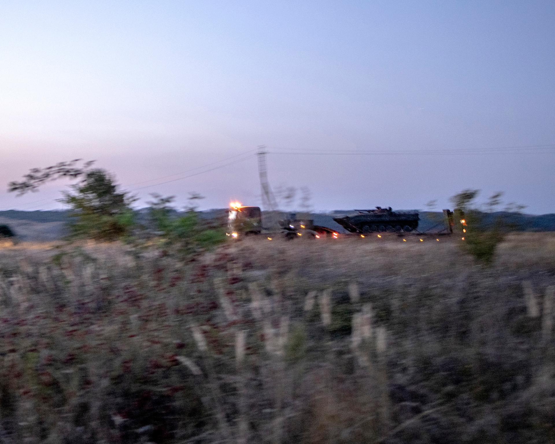 Un camion transporte un véhicule militaire ukrainien dans les environs d’Izioum (Ukraine), le 12 septembre 2023. Chaque jour, de nombreux convois militaires traversent la ville pour se rendre sur le front, situé à une cinquantaine de kilomètres.