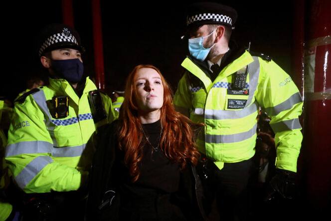 A Londres, le 13 mars 2021, lors d’une manifestation en hommage à Sarah Everard, violée et tuée par un policier. Patsy Stevenson (au centre) a été arrêtées alors qu’elles participaient au rassemblement.