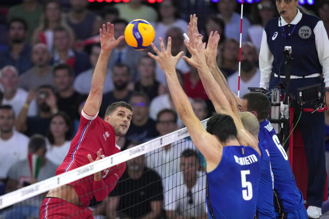 In blue, the Italians Alessandro Michieletto and Simone Giannelli try to block the smash from Frenchman Trévor Clevenot in the semi-finals of the Euro, September 14, 2023. 