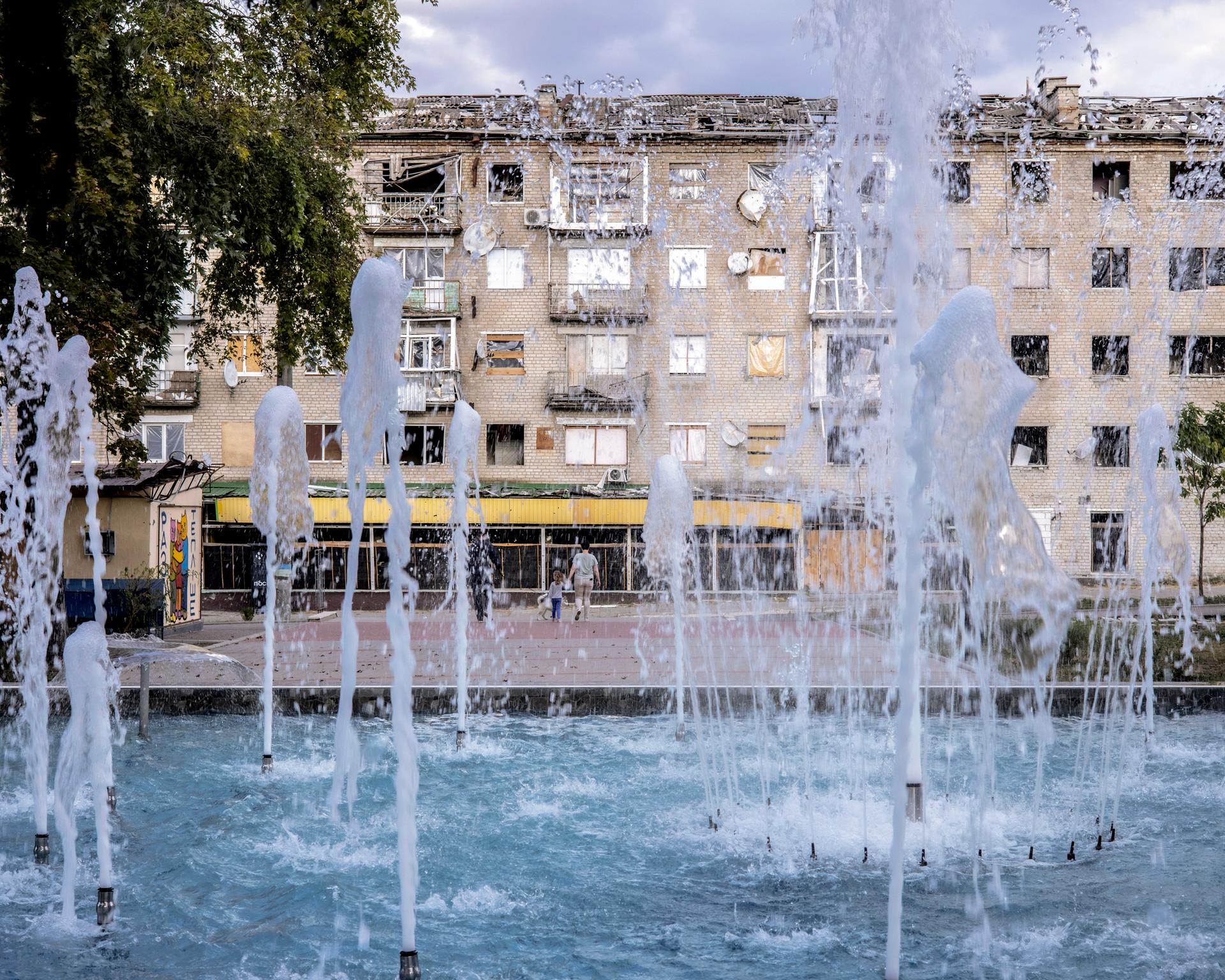 Un an après la libération, la vie reprend doucement sur la place du centre-ville d’Izioum (Ukraine), le 12 septembre 2023. Faute de budget, la municipalité a donné la priorité à la reconstruction des infrastructures et des immeubles.