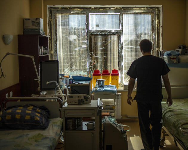 Une chambre du service de pédiatrie, dans l’hôpital partiellement détruit d’Izioum (Ukraine), le 12 septembre 2023. Une salle de réanimation et une salle de chirurgie ont été remises en service malgré les destructions, ainsi qu’un service d’IRM, installé dans un conteneur à l’extérieur de l’hôpital. Aujourd’hui, il existe seulement deux dispositifs d’IRM de ce type dans le pays. 