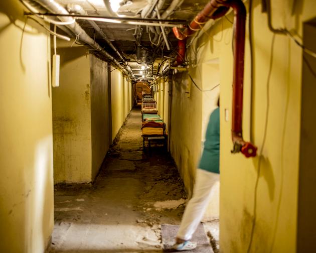 Au sous-sol de l’hôpital partiellement détruit d’Izioum (Ukraine), le 12 septembre 2023. Pendant l’occupation russe, les opérations chirurgicales avaient lieu dans l’abri sous-terrain de l’hôpital, qui est encore utilisé en cas d’alerte. L’hôpital emploie la moitié de son effectif d’avant-guerre.