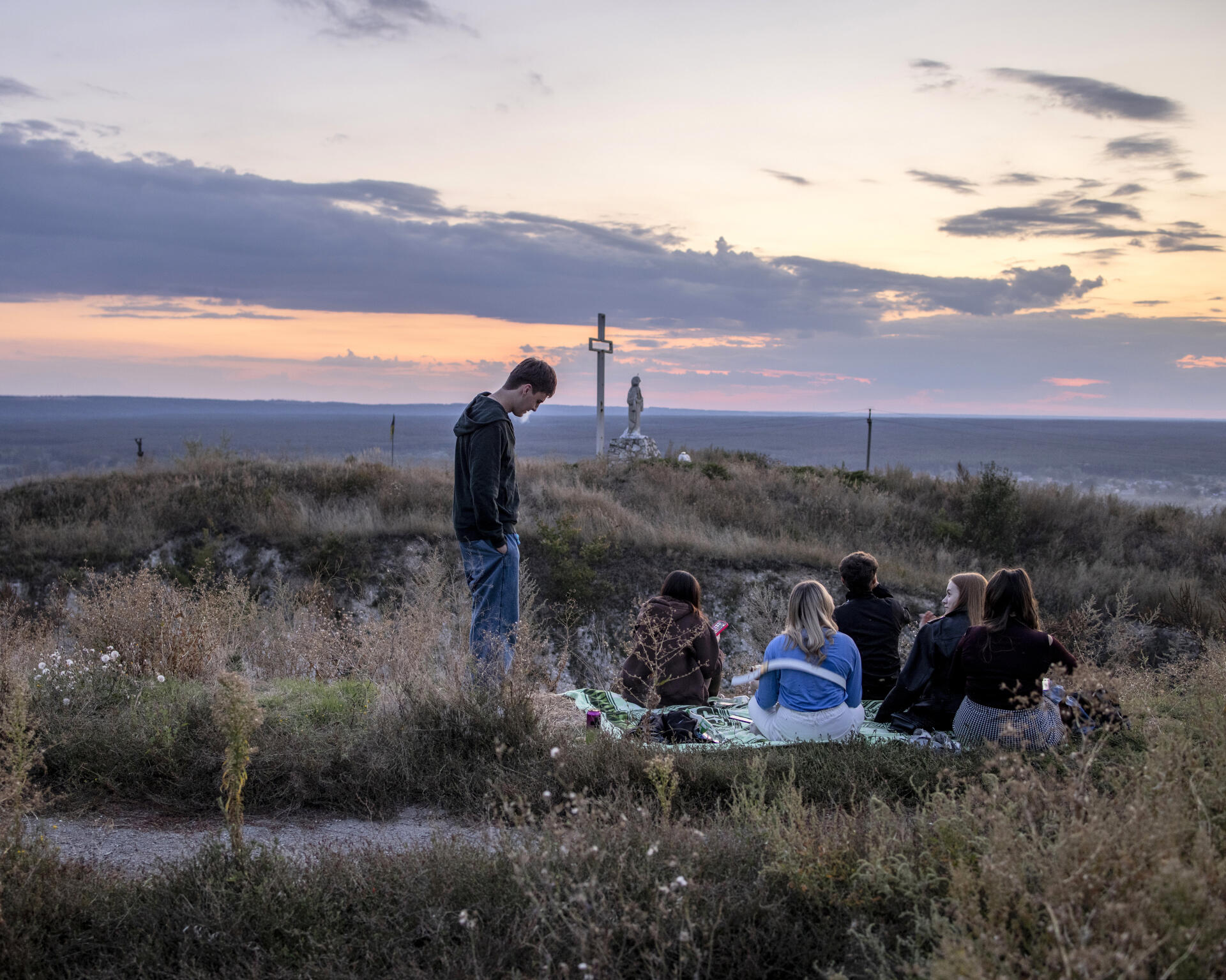 Des jeunes Ukrainiens sur la colline Kremenets, à Izioum (Ukraine), le 11 septembre 2023. Pendant l’occupation russe, les habitants tentaient de capter du réseau téléphonique sur les hauteurs de ville.